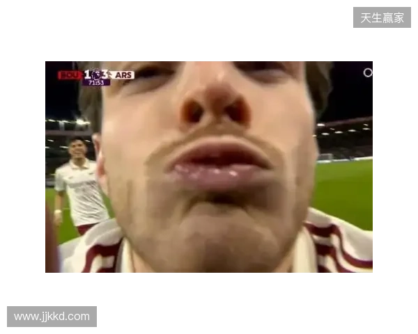 小雷：摄像机都是口水，得管你收费了！赖斯：只是轻吻了一下😂