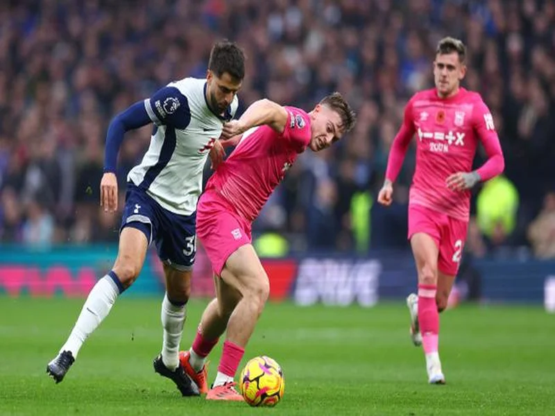 英超-热刺2-0布伦特福德近6轮首胜 西蒙斯热刺生涯首球+传射