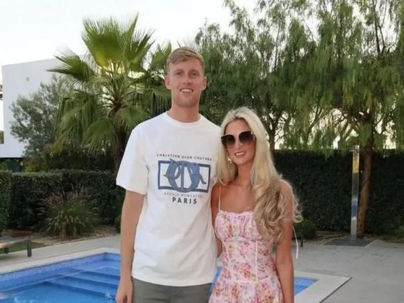 浪漫！23岁埃弗顿后卫布兰斯维特与女友订婚，地点在迪拜酒店