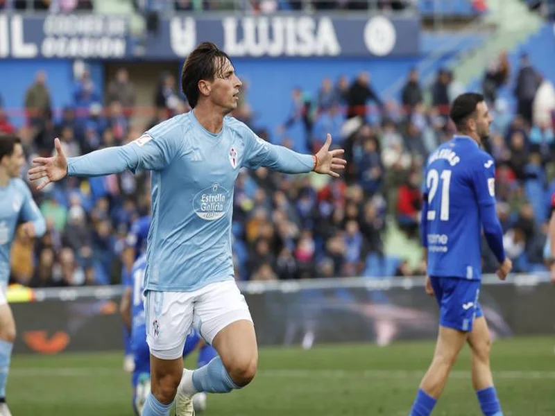 记者:武汉三镇提出租借巴西边锋卡洛斯·阿尔贝托,附带买断条款